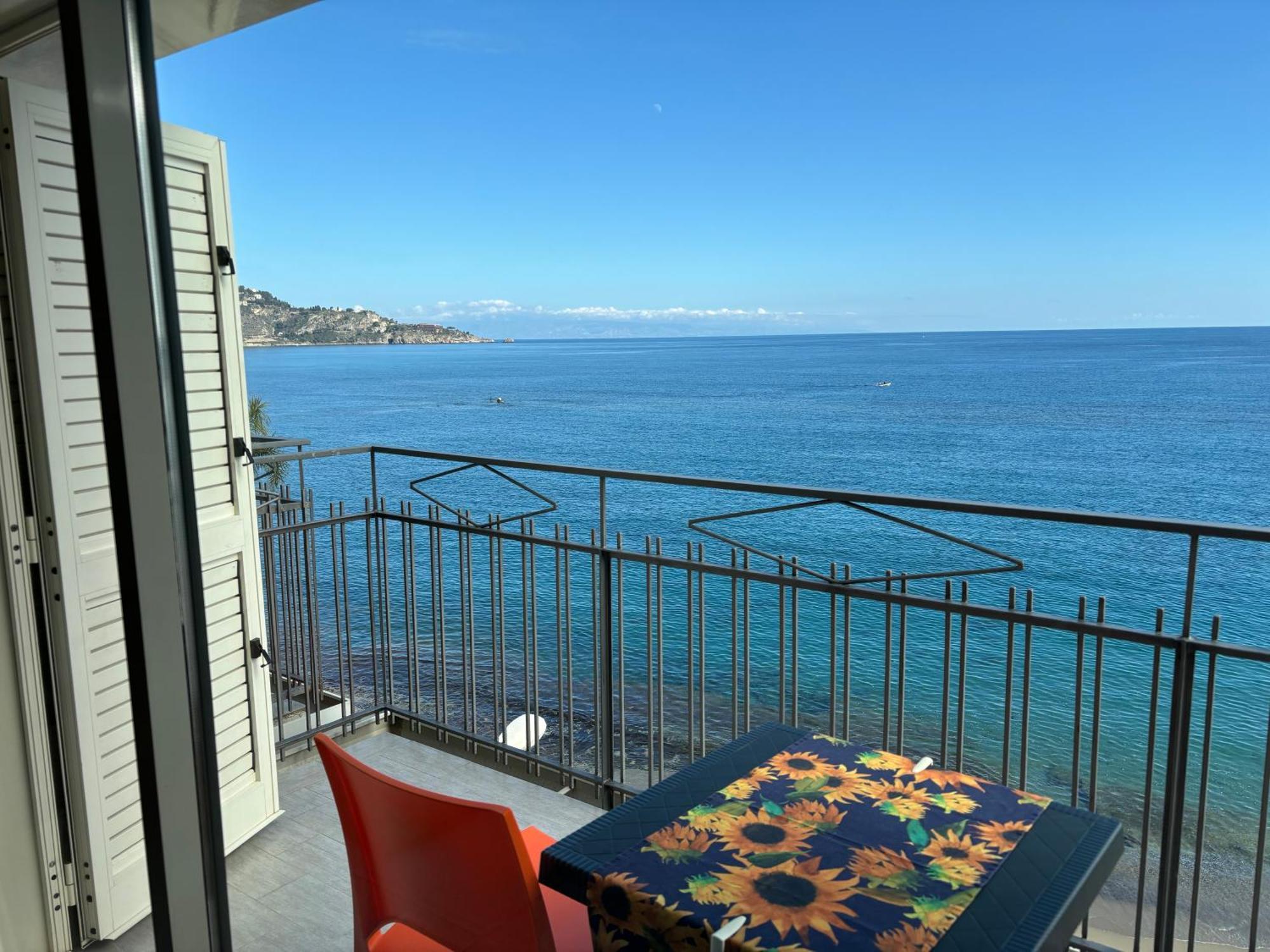Apartamento La Mansarda Giardini-Naxos Exterior foto