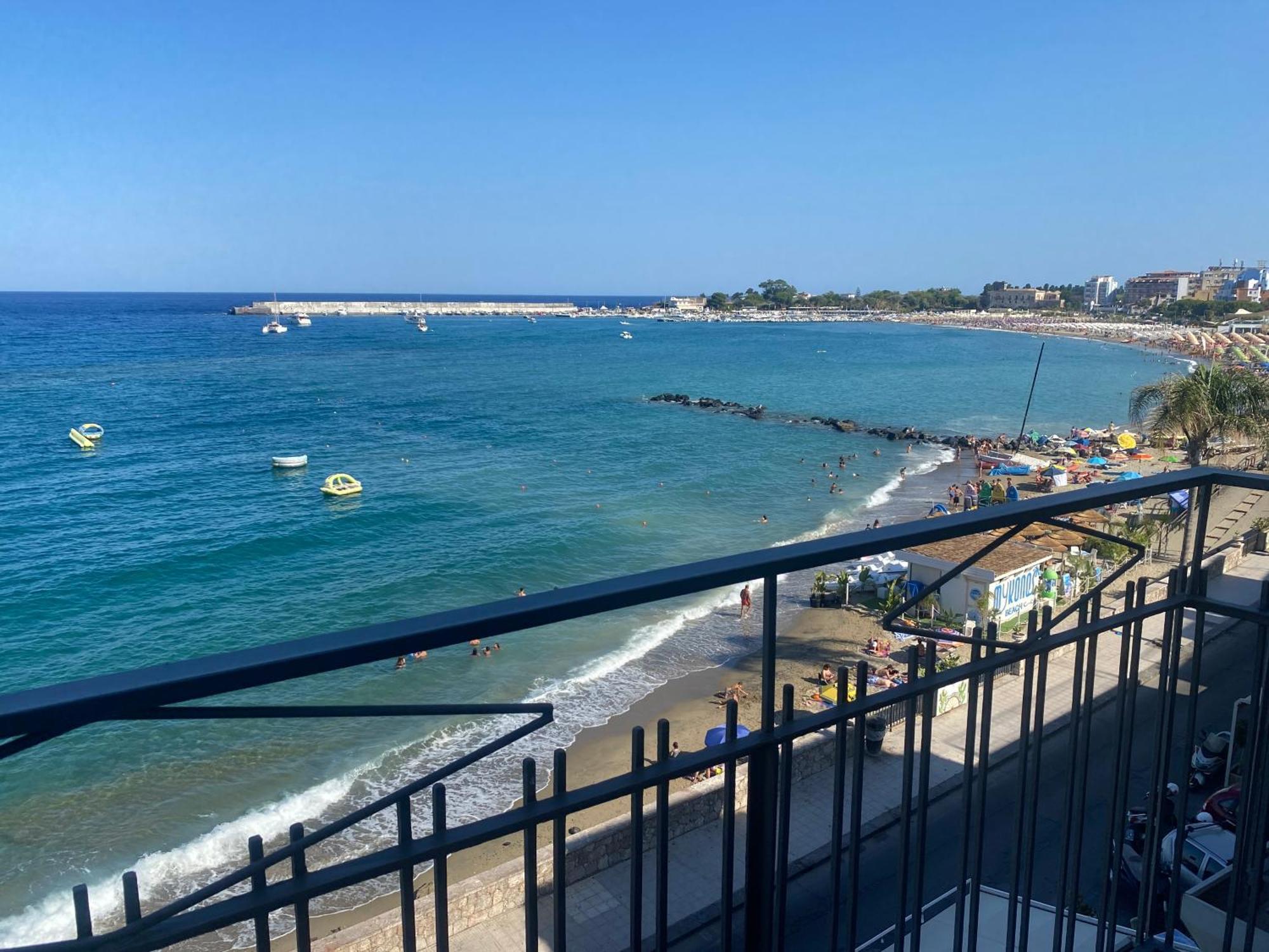 Apartamento La Mansarda Giardini-Naxos Exterior foto